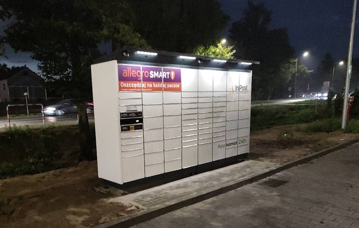 Paczkomat SUL01BAPP na parkingu Parku Handlowego