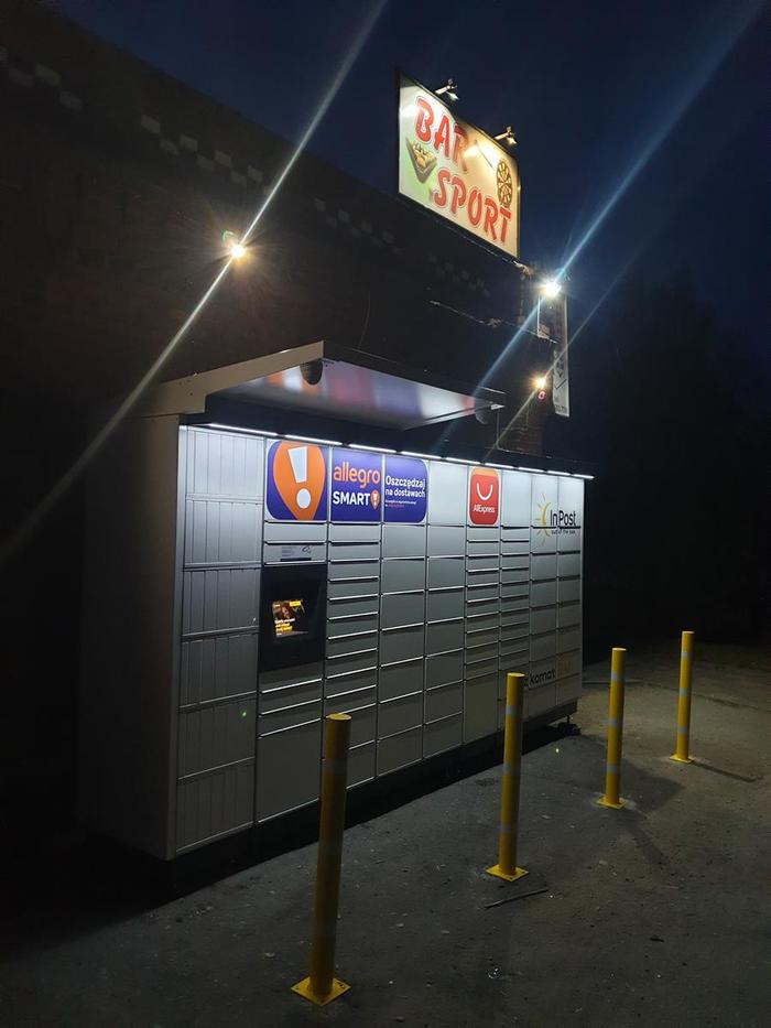 Parcel Locker SUL03M na parkingu przy hurtowni owoców