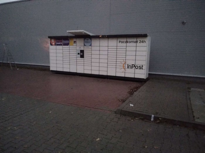Parcel Locker SUL03N przy ścianie marketu