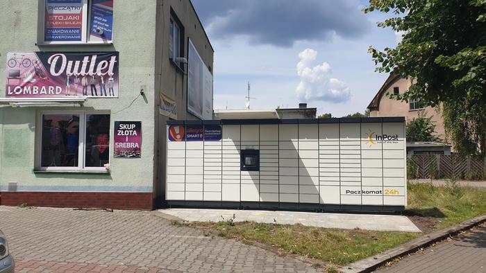 Parcel Locker SUL04M przy  budynku pawilonu handlowego
