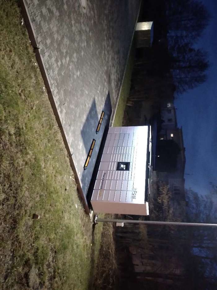 Parcel Locker SUL06M na parkingu myjni samoobsługowej