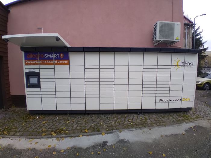 Parcel Locker SUL07M przy bocznej ścianie marketu