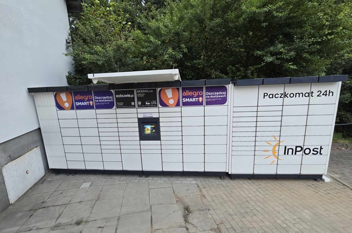 Paczkomat SUN01M przy sklepie spożyczym