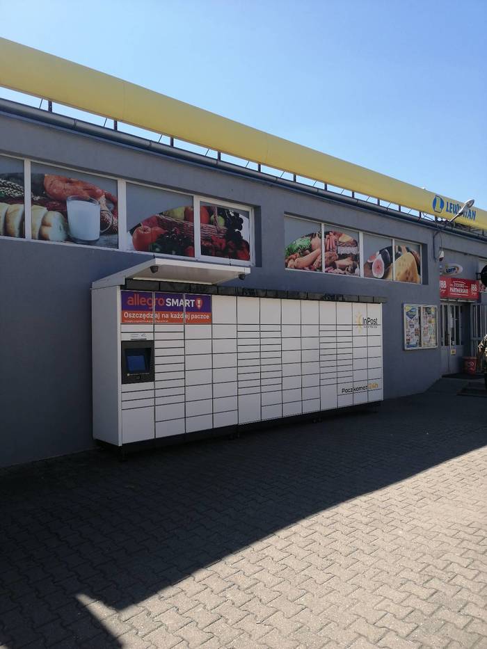 Parcel Locker SUO02M Po lewej stronie od wejścia do sklepu