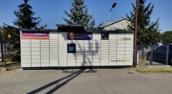 Paczkomat SUP01M Przy delikatesach, po lewej stronie od wjazdu