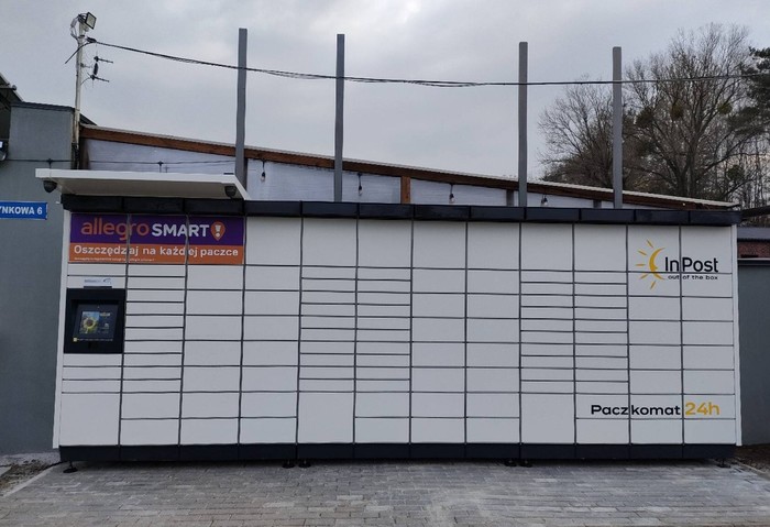 Paczkomat SUST01M Przy wjeździe na parking