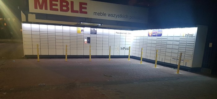 Paczkomat SUW02N przy sklepie meblowym