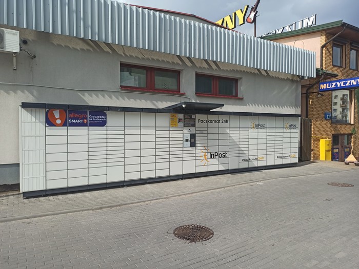 Paczkomat SUW04N przy sklepie muzycznym