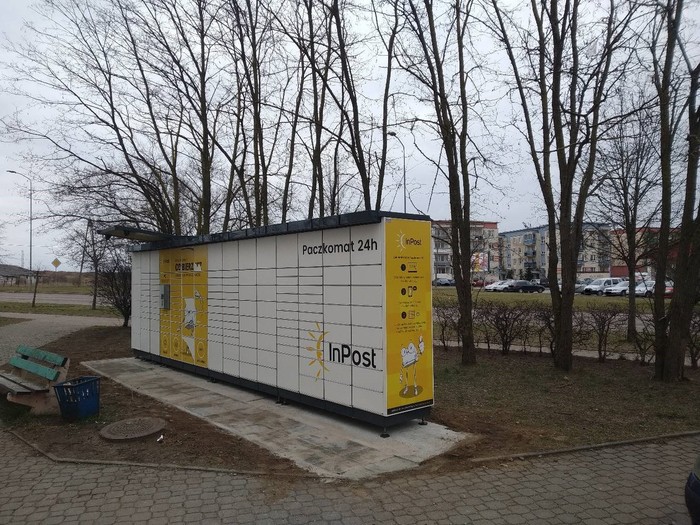 Paczkomat SUW05N przy bloku mieszkalnym