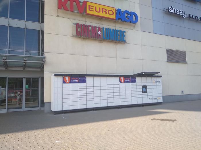 Paczkomat SUW11M Przy wejściu do Galerii od strony Dwernickiego