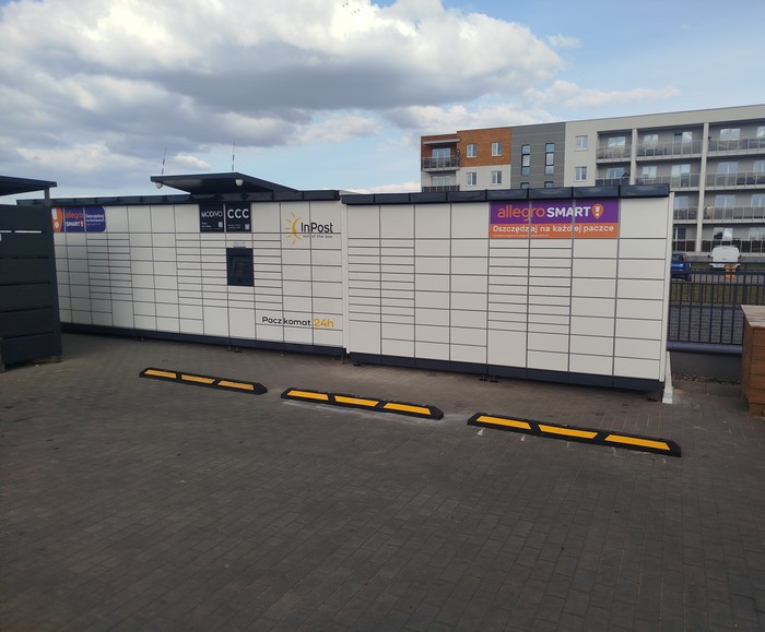 Paczkomat SUW12M parking sklepu Lewiatan
