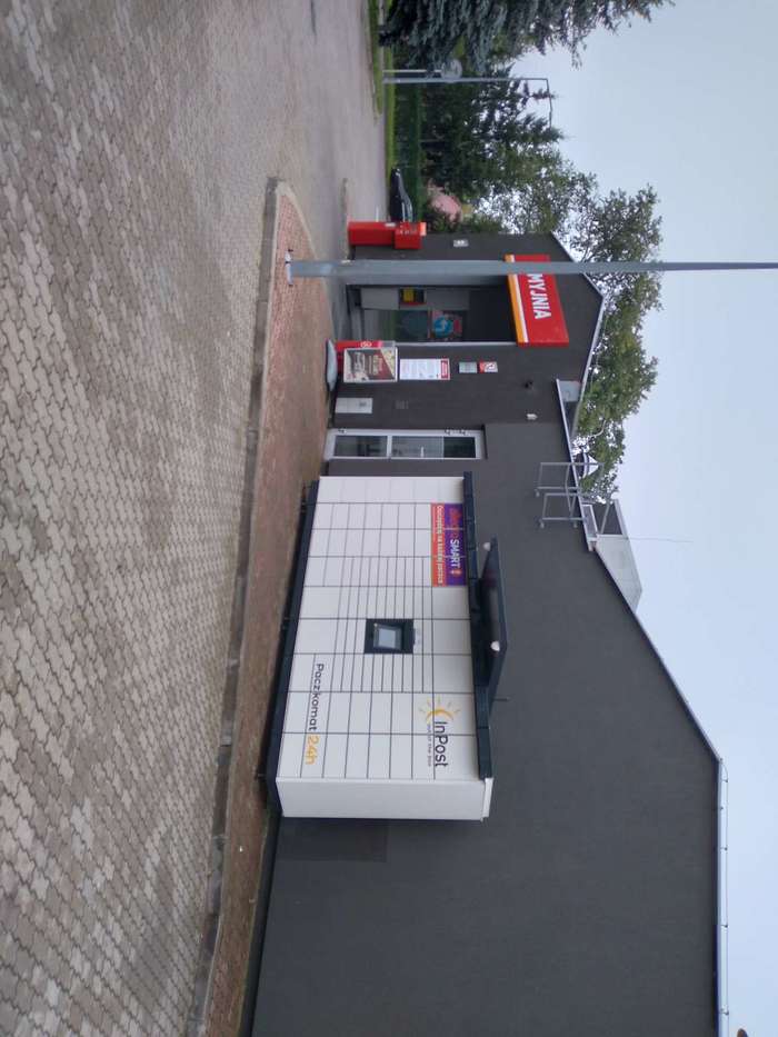Paczkomat SUW14M Tylna część budynku stacji Circle K