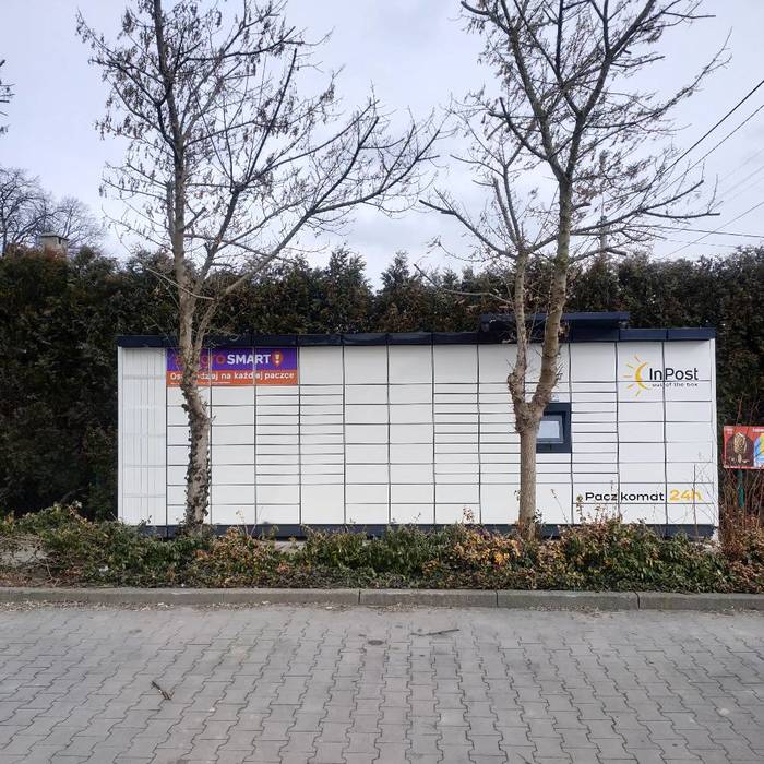 Parcel Locker SUZ04M Na parkingu przed sklepem