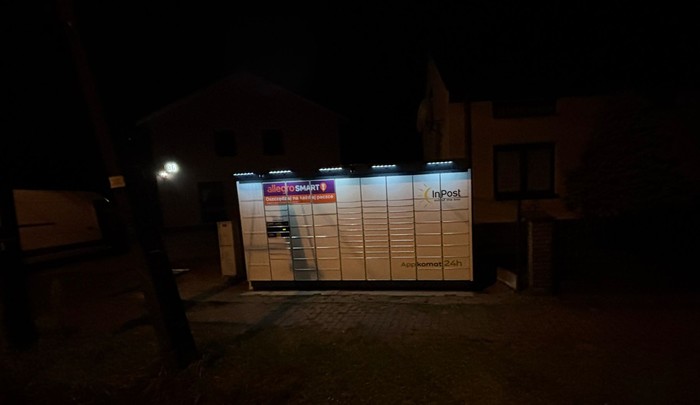 Paczkomat SVCZ01BAPP Przy wjeździe na posesję