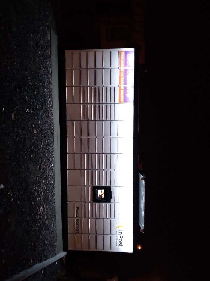 Paczkomat SVQ01M Na parkingu przed budynkiem handlowym