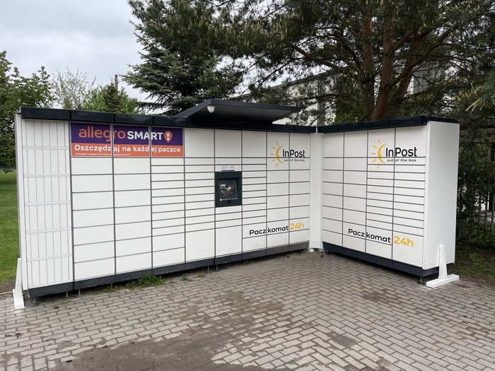 Paczkomat SVS01M Na koncu parkingu