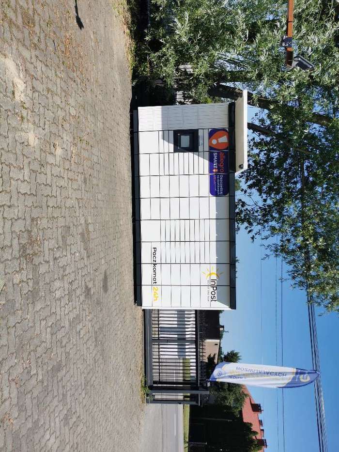 Paczkomat SVS02M Poprawej stronie wjazdu na posesje