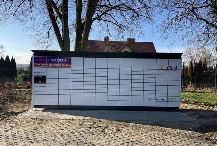Paczkomat SVSZ01BAPP Na parkingu
