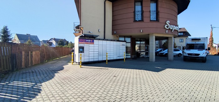 Поштомат SVV01M Parking przy wejściu do sklepu