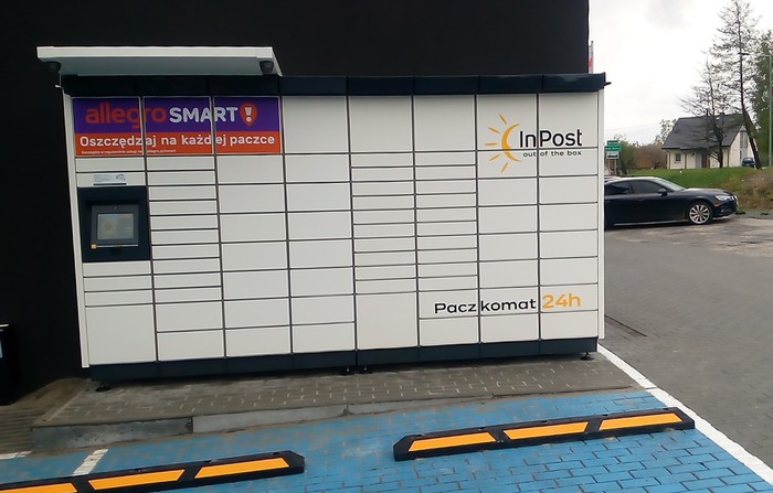 Paczkomat SVW02M Przy budynku koło sklepu z elektronarzędziami HI KOKI