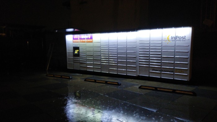 Paczkomat SWC12M Na parkingu