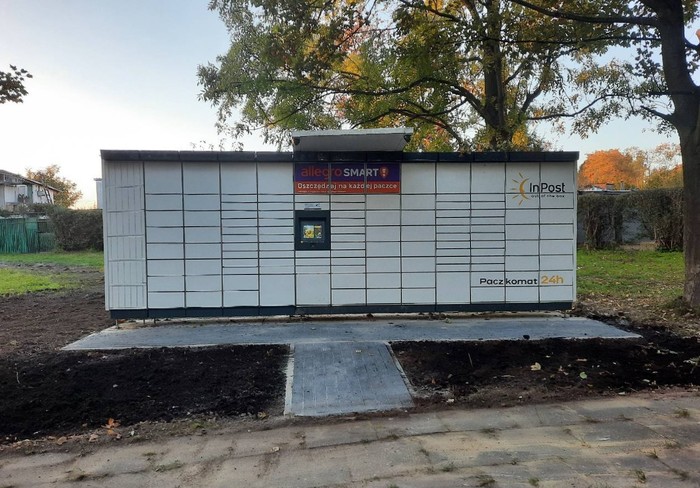 Paczkomat SWC14M obok ogródków działkowych