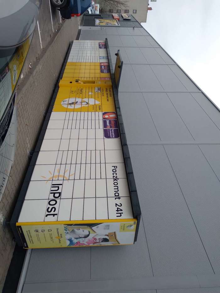 Paczkomat SWD01A Boczna ściana sklepu Netto