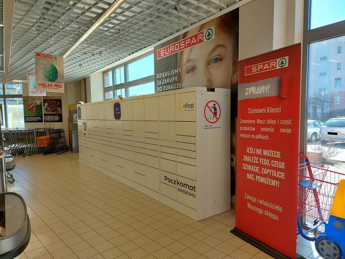 Paczkomat SWD01HO Przy kasach sklepu SPAR.