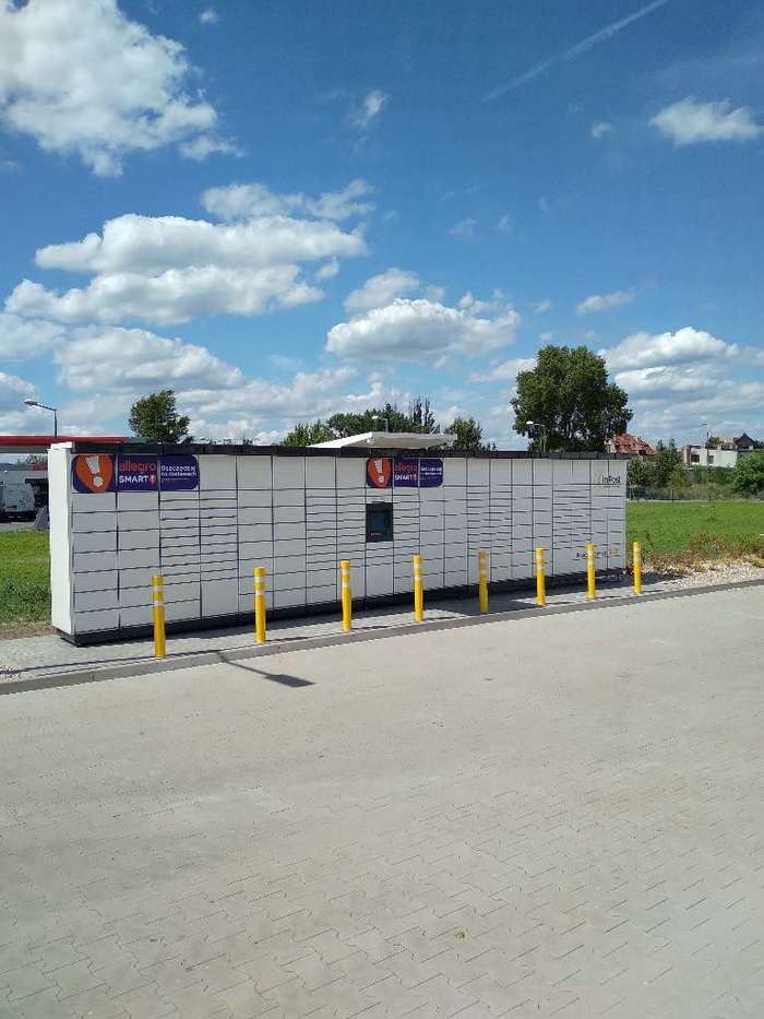 Paczkomat SWD02M Przy parkingu sklepu Lidl