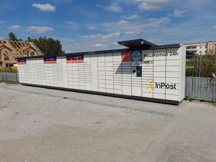 Paczkomat SWD03N parking budynku usługowo-handlowego