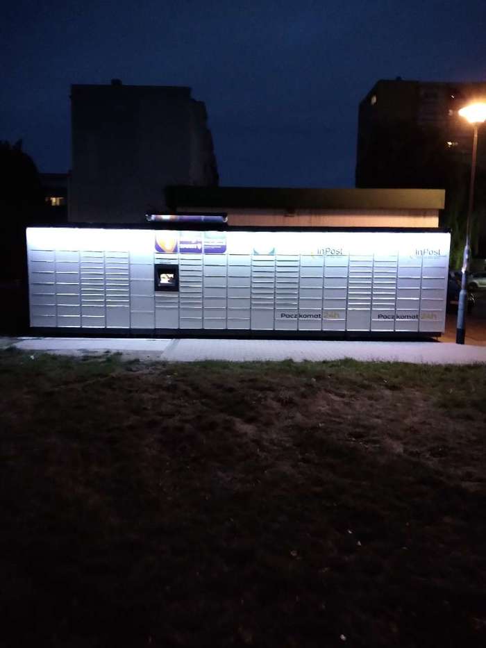 Paczkomat SWD05M Boki sklepu odzieżowego