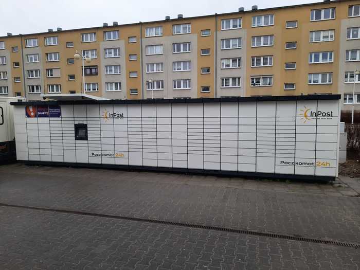 Paczkomat SWD07M lokalizacja na tyłach marketu spożywczego
