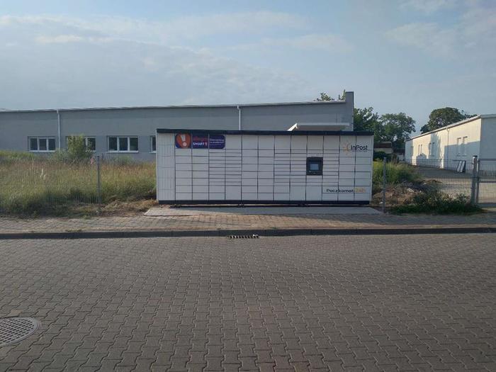 Paczkomat SWD09M Wzdłuż płotu prywatnej posesji