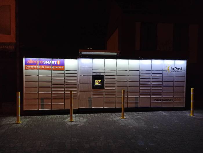 Parcel Locker SWD11M Parking przed budynkami wzdłuż płotu