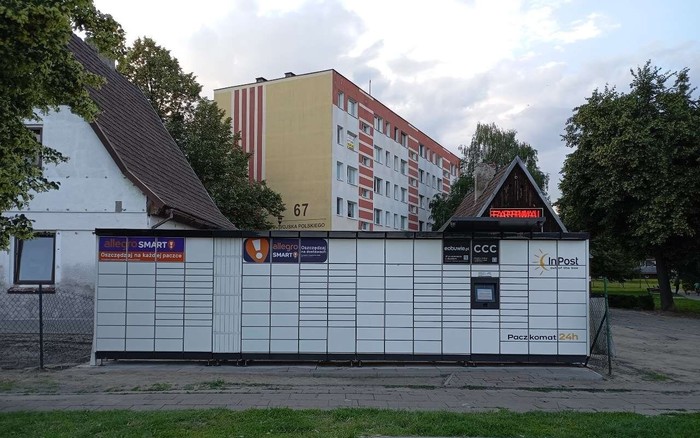 Paczkomat SWE03M Na parkingu przy sklepie Farbmal