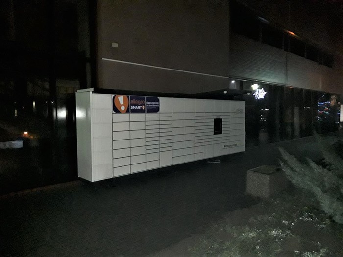 Paczkomat SWE04M Przy wejściu do hali