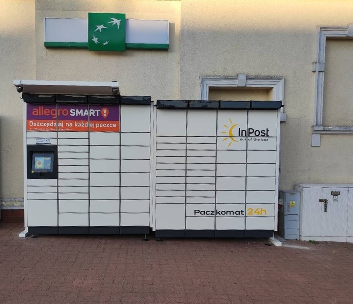 Paczkomat SWE15M Na parkingu POLOmarketu