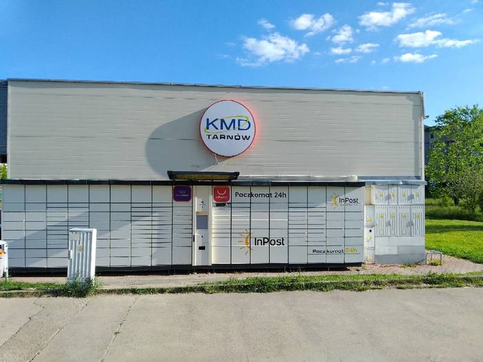 Parcel Locker SWI01A Po prawej stronie pasażu KMD, od strony bloku
