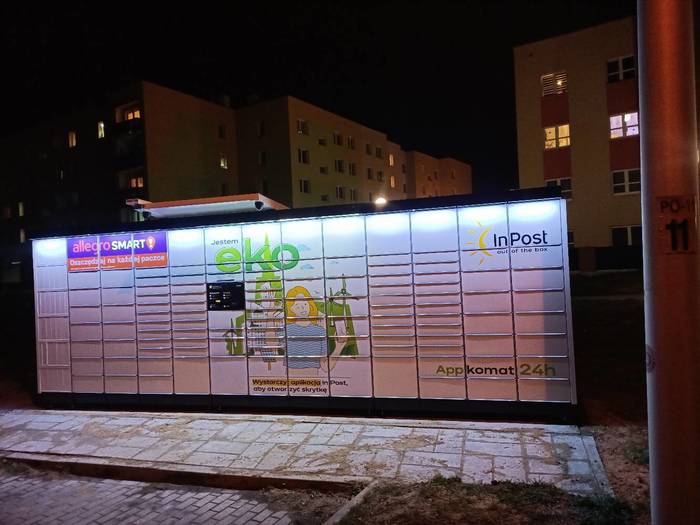 Paczkomat SWI01APP Obok miejsc parkingowych