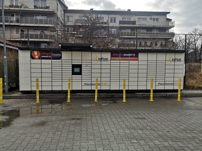 Parcel Locker SWI01M Po prawej stronie od wejścia do marketu, przy parkingu