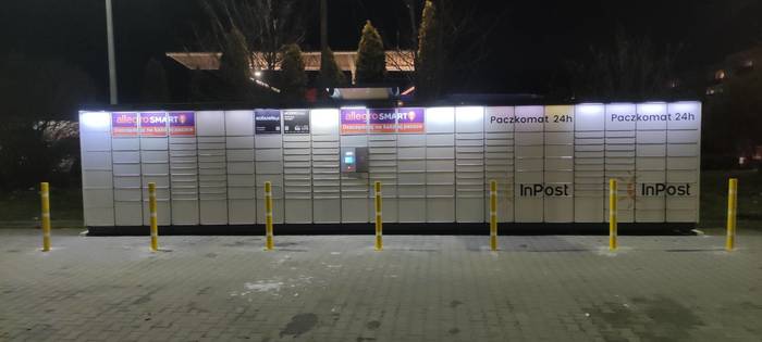 Parcel Locker SWI01N Po prawej stronie przy wjeździe do Polomarketu.