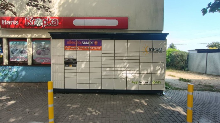 Paczkomat SWI02BAPP Po prawej stronie od wejścia do sklepu Haris.