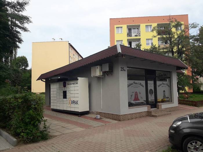 Parcel Locker SWI02M Po lewej stronie od wejścia do Salonu