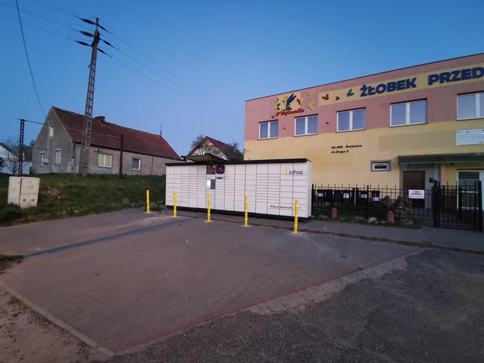 Parcel Locker SWI02N przy parkingu