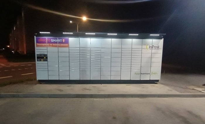 Paczkomat SWI03BAPP obok odkurzacza