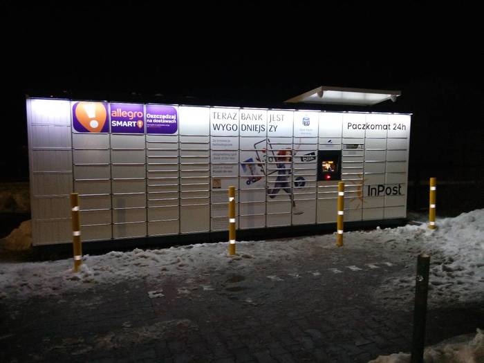 Paczkomat SWI04M Po lewej stronie od wejścia, przy parkingu