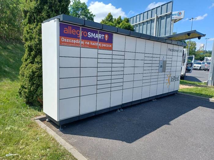 Parcel Locker SWI04N Na parkingu