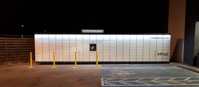Parcel Locker SWI06M Po prawej stronie od wejścia, przy parkingu Lidla