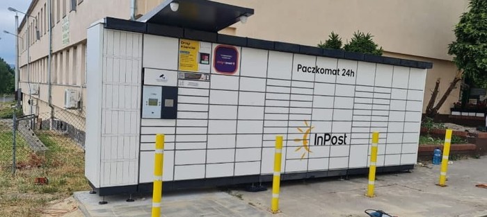 Parcel Locker SWI06N Po lewej stronie od wejścia do sklepu Chata Polska