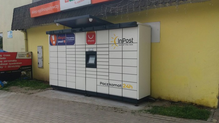 Parcel Locker SWI08M Po lewej stronie od wejścia.